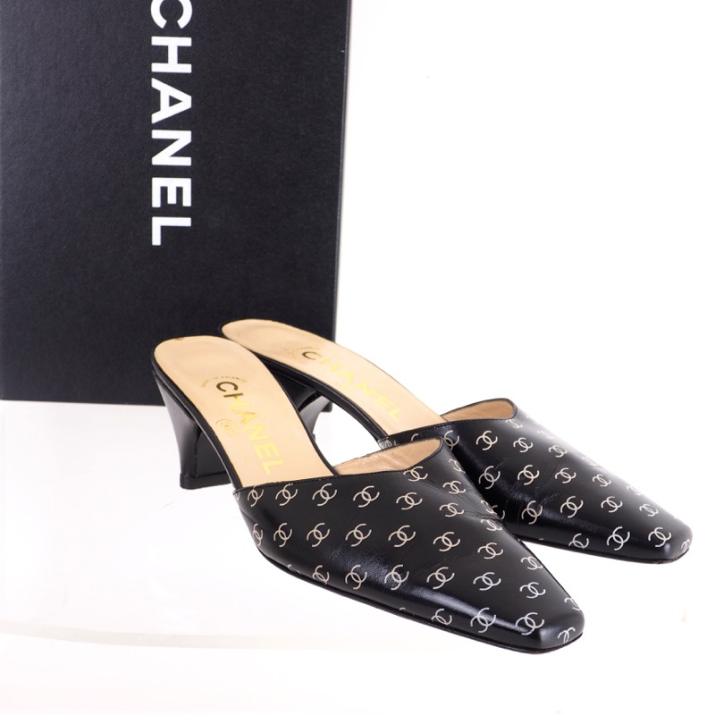 Sandals  Patent crumpled lambskin black  Fashion  CHANEL
