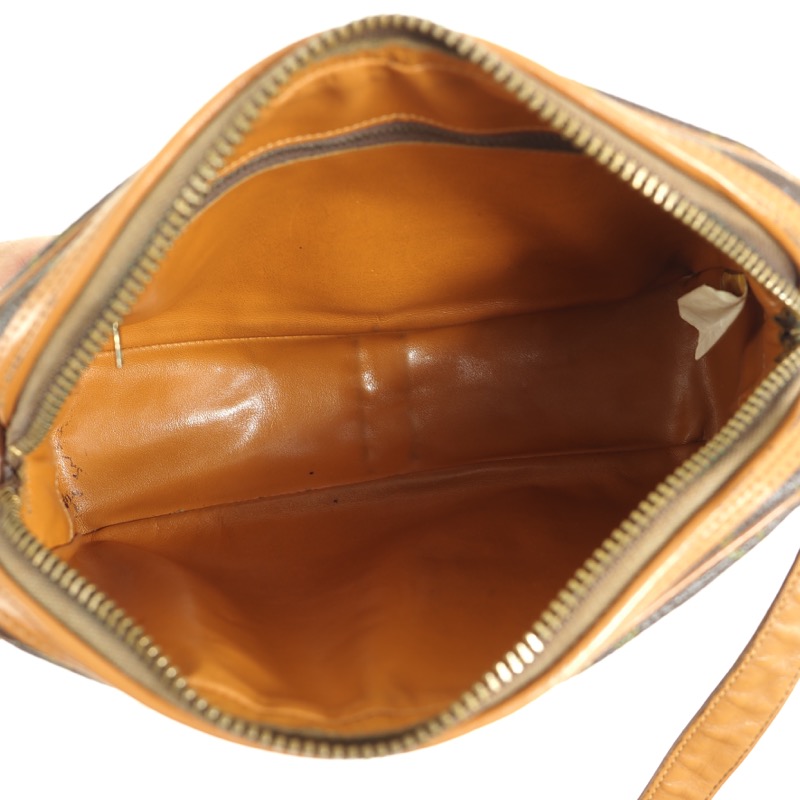 Vintage shoulder bag from the firm LOUIS VUITTON in cognac color leather.  Flap closed with gold metal closure and engraved brand. Interior with  pocket. Adjustable length. Excellent state of conservation (the metal